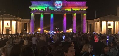 Brandenburger Tor bunt angeleuchtet bei Nacht