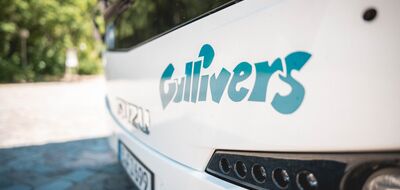 Gullivers Schriftkurs auf der Front eines Linienbusses